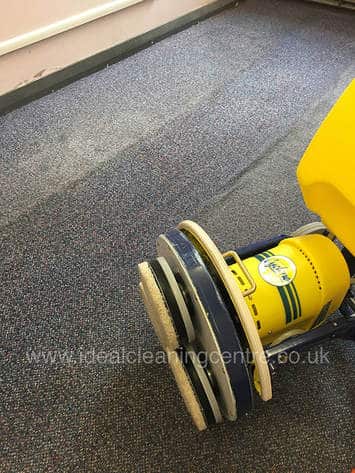 Carpet cleaning machine